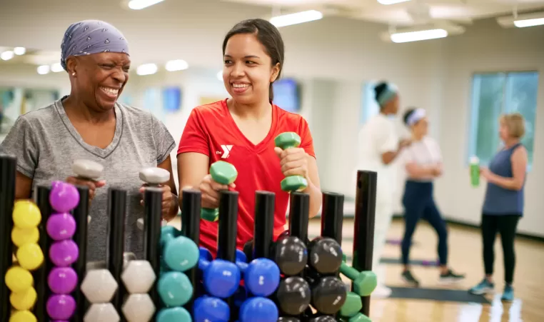2 women lifting dumbbells
