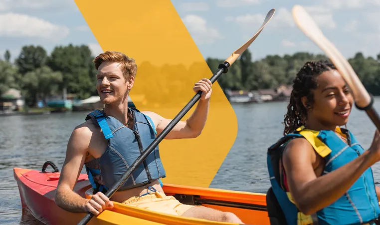 2 friends canoeing on a lake
